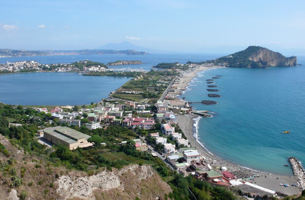 La terra trema ancora, a Bacoli tutti in strada per una scossa di grado 3.9