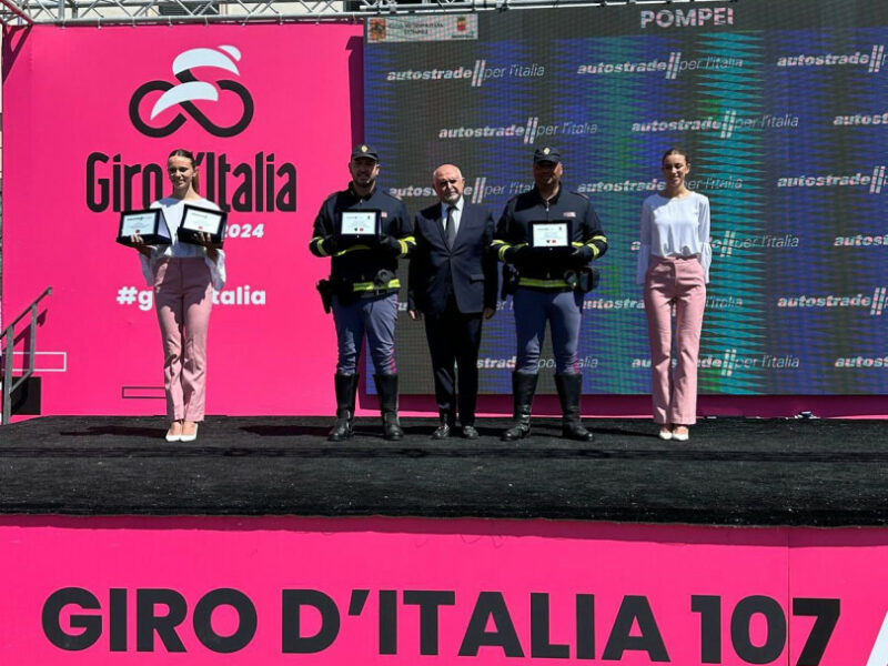 Autostrade per l’Italia e Polizia Stradale: alla partenza della tappa di Pompei al Giro d’Italia,  premiati 2 agenti della Polizia di Stato