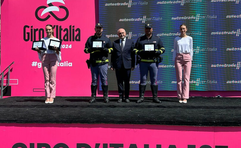 Autostrade per l’Italia e Polizia Stradale: alla partenza della tappa di Pompei al Giro d’Italia,  premiati 2 agenti della Polizia di Stato