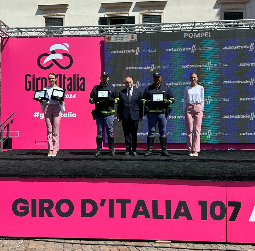 Autostrade per l’Italia e Polizia Stradale: alla partenza della tappa di Pompei al Giro d’Italia,  premiati 2 agenti della Polizia di Stato