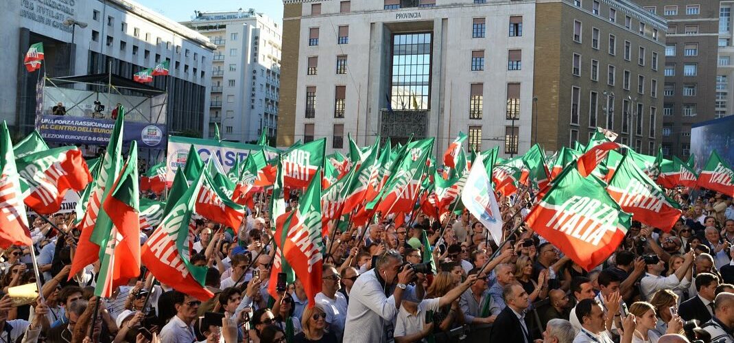 L’omaggio a Berlusconi apre la kermesse di Forza Italia a Napoli