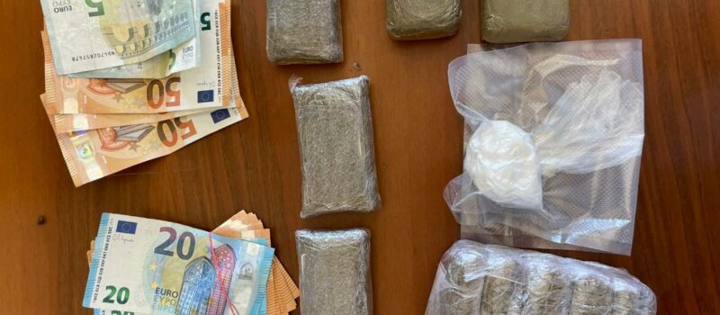 Napoli, sorpresa a vendere hashish come se fossero noccioline. Arrestata dalla Polizia