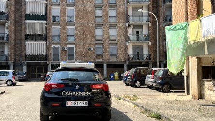 Giugliano: agli arresti domiciliari ma sale al sesto piano per tagliare le ringhiere. Carabinieri arrestano 55enne