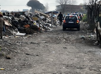 Giugliano: terra dei fuochi, rogo di rifiuti avvelena l’aria per ore. I Carabinieri arrestano il piromane: è un rom di 30 anni