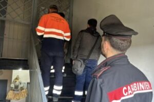 Infermiere col bisturi, ma non in sala operatoria al Monaldi: rapina una donna