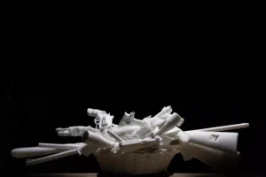 A Napoli arriva la ‘Natura Morta’ di Jago, una cesta senza frutta ma con le armi!