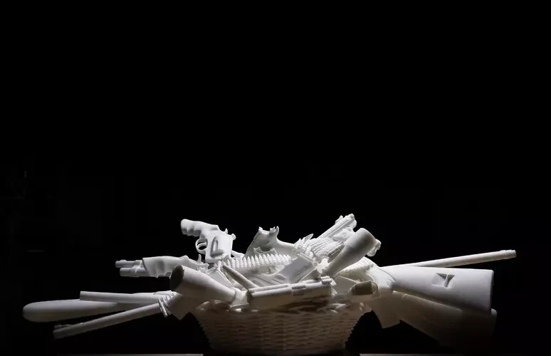 A Napoli arriva la ‘Natura Morta’ di Jago, una cesta senza frutta ma con le armi!