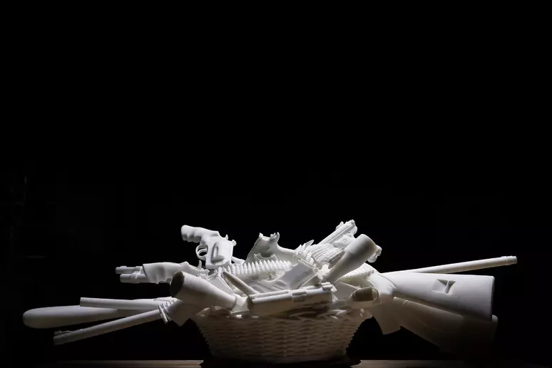 A Napoli arriva la ‘Natura Morta’ di Jago, una cesta senza frutta ma con le armi!