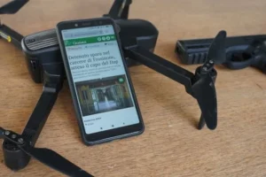 Un telefono piove su di una Panda a San Carlo all’Arena: da dove è caduto?