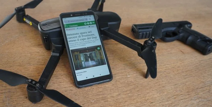 Un telefono piove su di una Panda a San Carlo all’Arena: da dove è caduto?